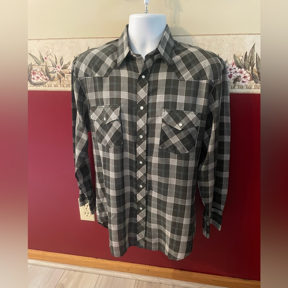 Men's Long-Sleeve Black and Gray Plaid Button-Down Shirt